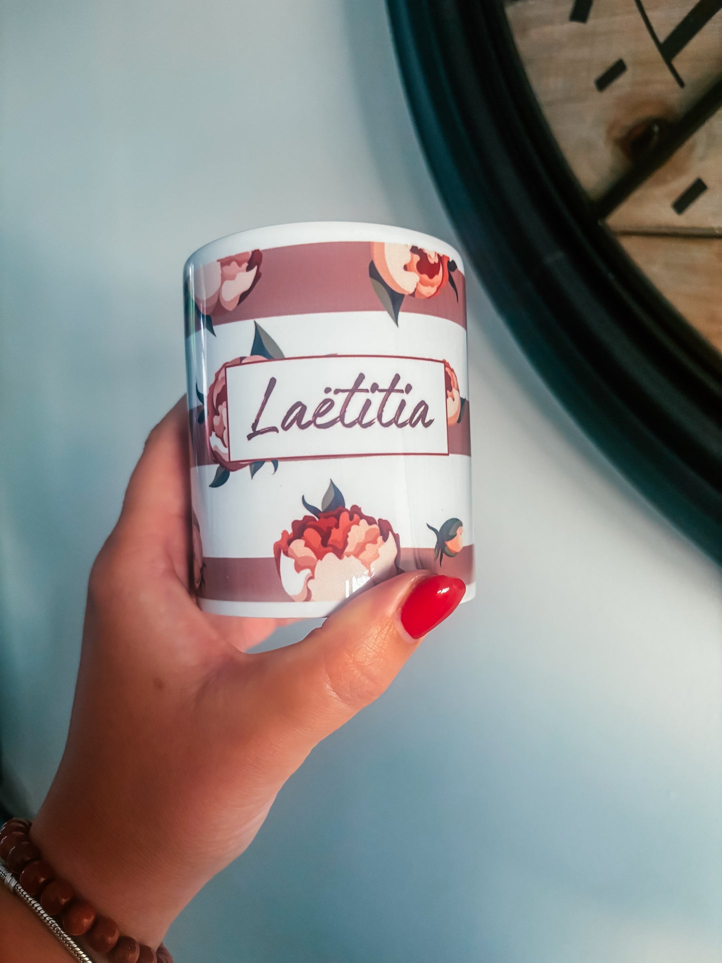 Mug personnalisé avec prénom – Fleurs & Rayures élégantes