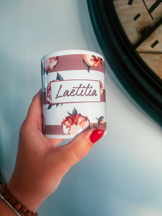Mug personnalisé avec prénom – Fleurs & Rayures élégantes