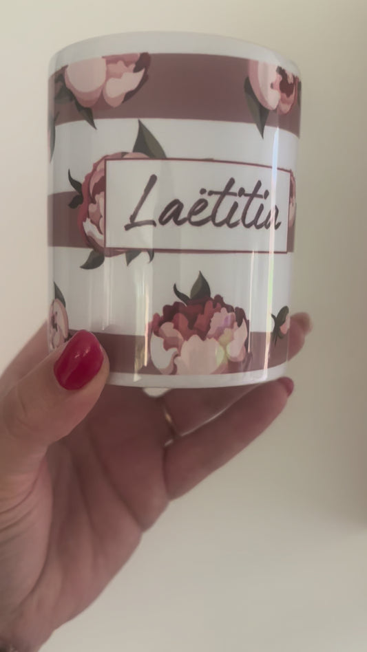 Mug personnalisé avec prénom – Fleurs & Rayures élégantes